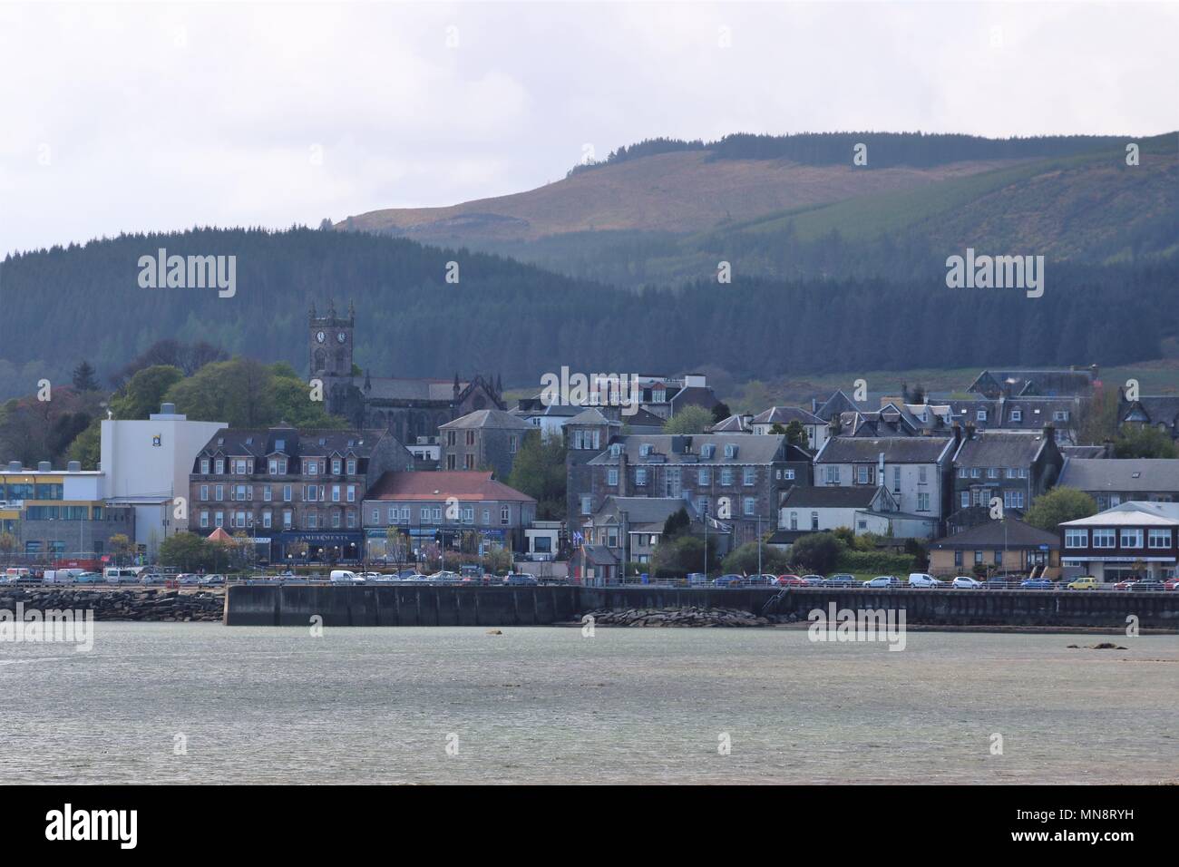 Belle Dunoon sur le Firth of Clyde sur la péninsule de Cowal, Argyll and Bute, Ecosse, Royaume-Uni montrant une vue panoramique de l'eau et de montagnes. Banque D'Images