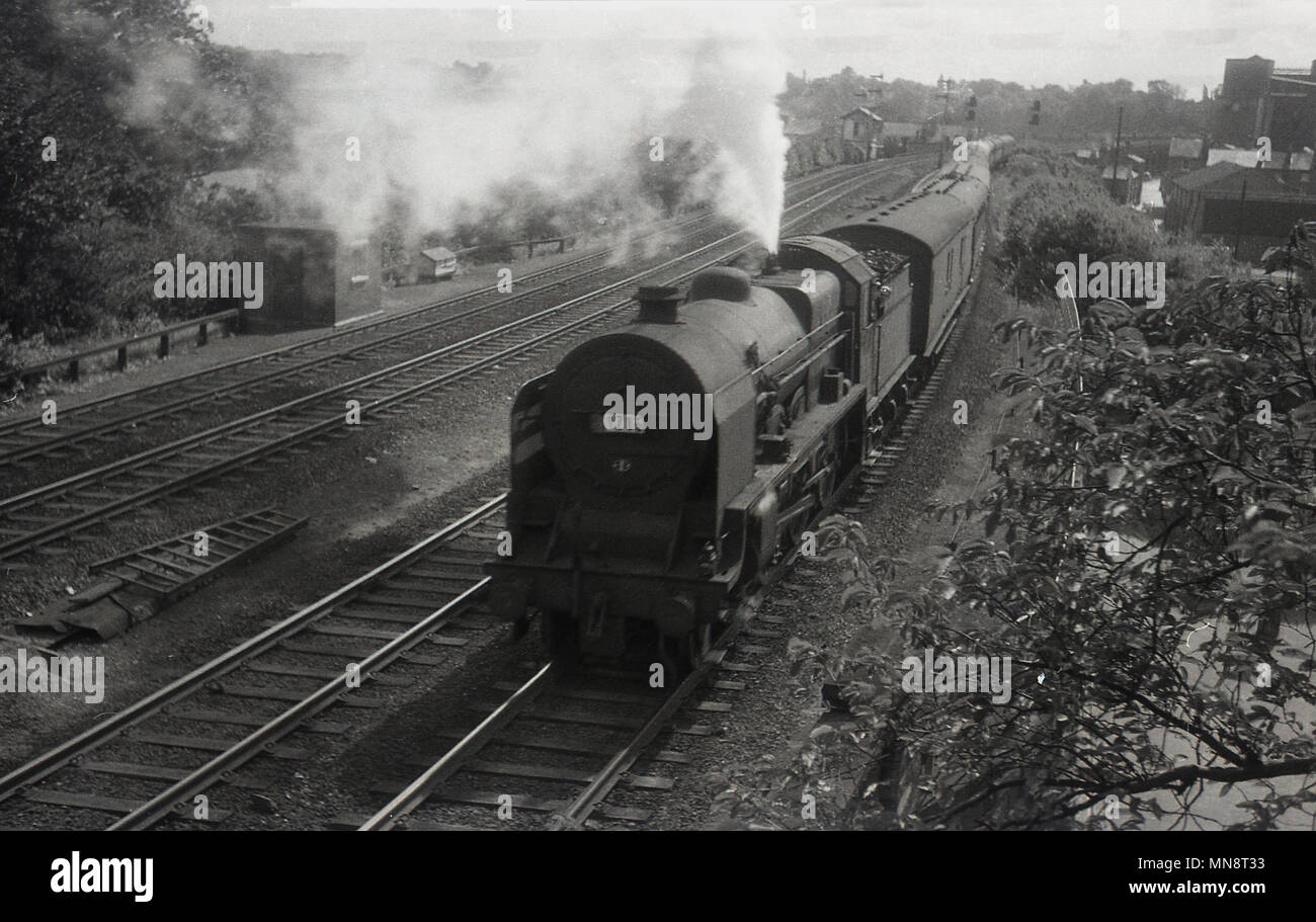 Années 1960, une locomotive à vapeur qui voyagent à travers la banlieue de Edge hill, à l'extérieur de Liverpool, Angleterre, Royaume-Uni. Banque D'Images