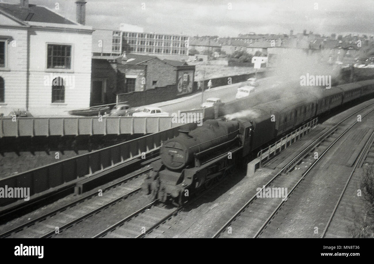 Années 1960, une locomotive à vapeur avec chariots de Liverpool, laissant la gare de Lime Street, Liverpool, Angleterre, Royaume-Uni. Banque D'Images