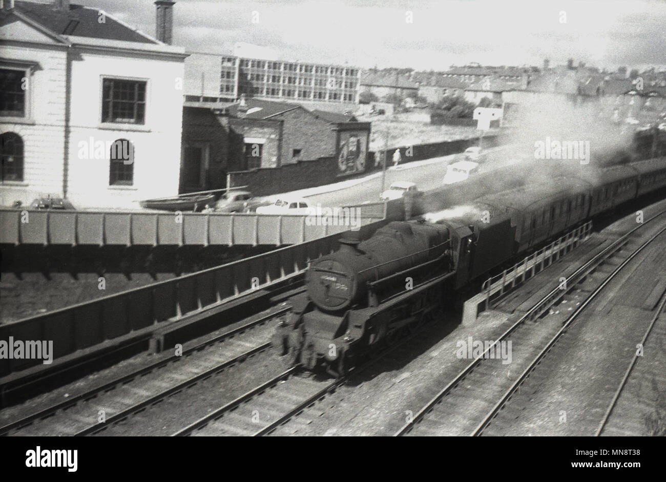 Années 1960, une locomotive à vapeur avec chariots de Liverpool, laissant la gare de Lime Street, Liverpool, Angleterre, Royaume-Uni. Banque D'Images