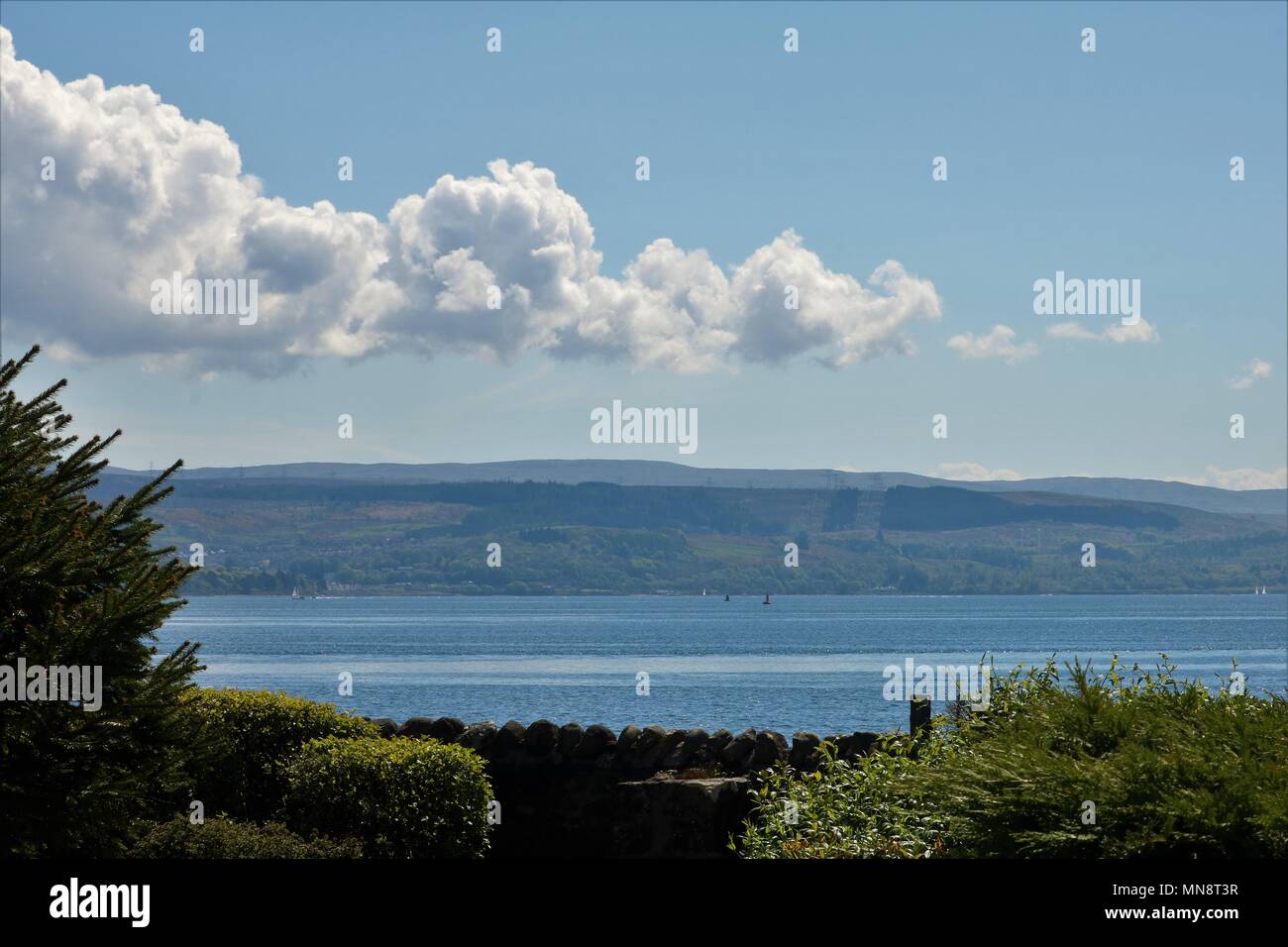 Belle Dunoon sur le Firth of Clyde sur la péninsule de Cowal, Argyll and Bute, Ecosse, Royaume-Uni montrant une vue panoramique de l'eau et de montagnes. Banque D'Images