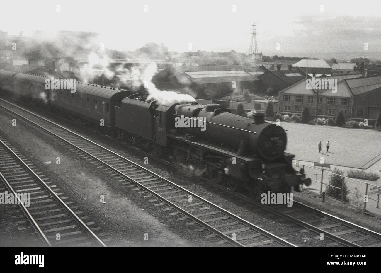 Années 1960, une locomotive à vapeur qui voyagent à travers la banlieue de Edge hill, à l'extérieur de Liverpool, Angleterre, Royaume-Uni. Banque D'Images