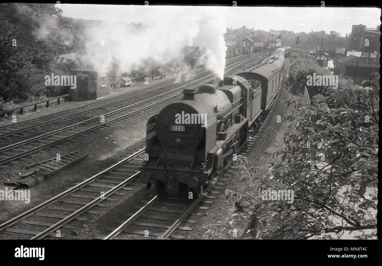 Années 1960, une locomotive à vapeur qui voyagent à travers la banlieue de Edge hill, à l'extérieur de Liverpool, Angleterre, Royaume-Uni. Banque D'Images