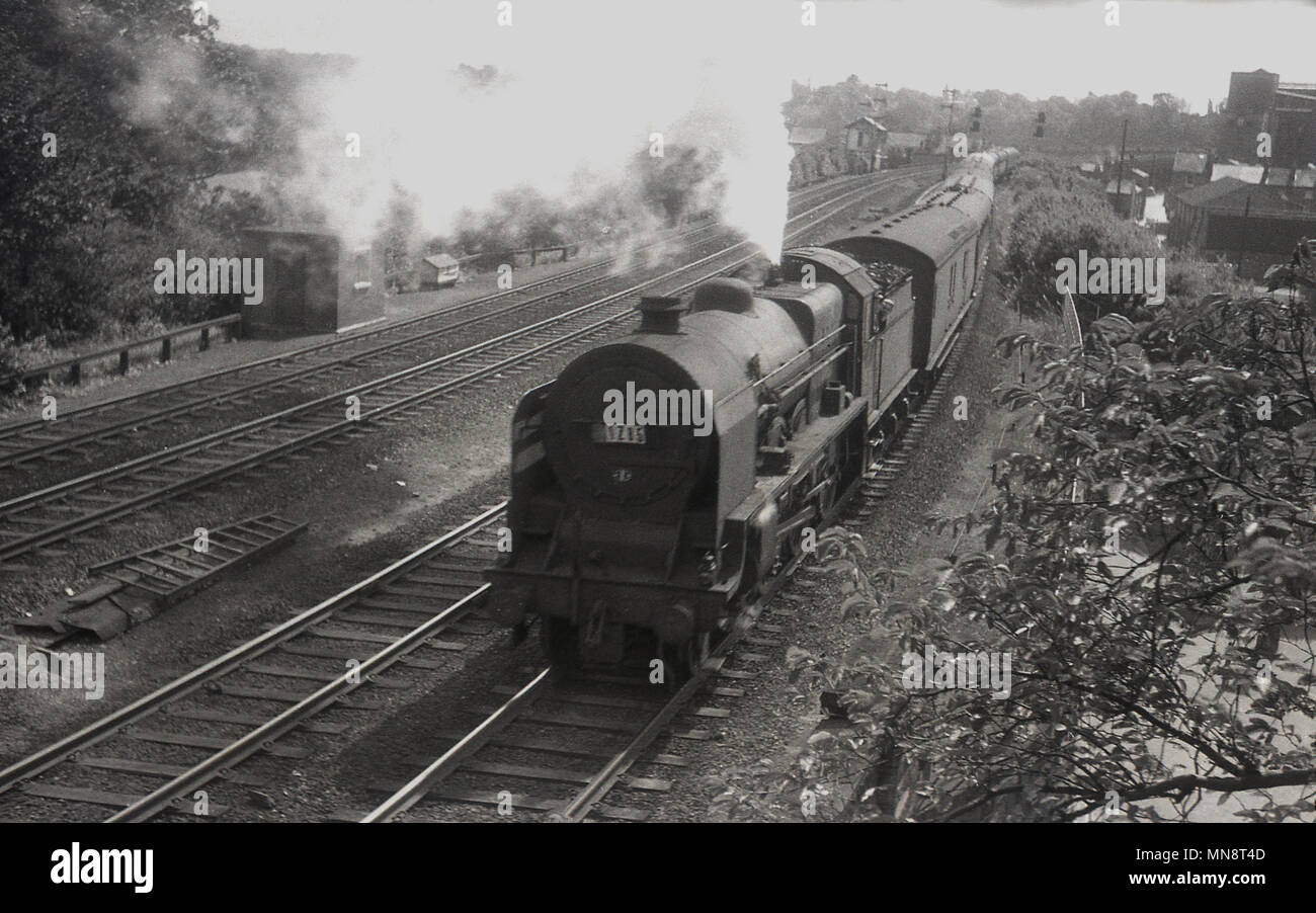 Années 1960, une locomotive à vapeur qui voyagent à travers la banlieue de Edge hill, à l'extérieur de Liverpool, Angleterre, Royaume-Uni. Banque D'Images