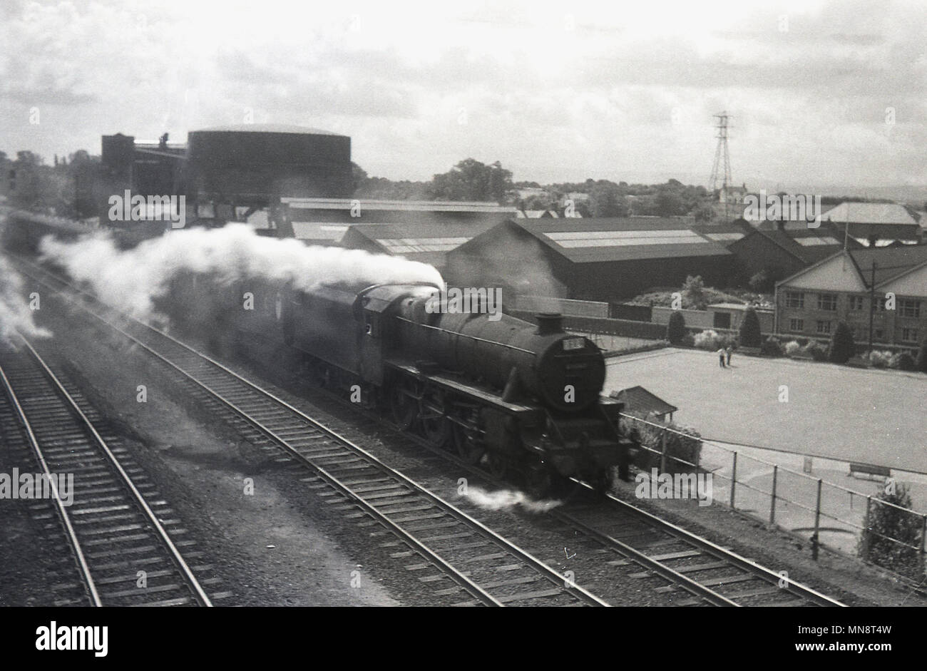 Années 1960, une locomotive à vapeur qui voyagent à travers la banlieue de Edge hill, à l'extérieur de Liverpool, Angleterre, Royaume-Uni. Banque D'Images