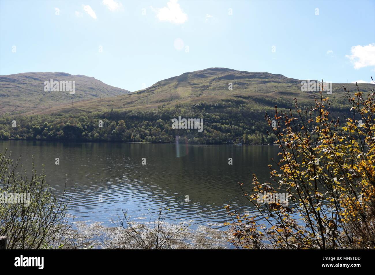 Magnifique Loch Long, Ecosse, Royaume-Uni sur une journée ensoleillée claire montrant l'eau et montagnes dans une vue à couper le souffle. Une attraction touristique populaire. Banque D'Images