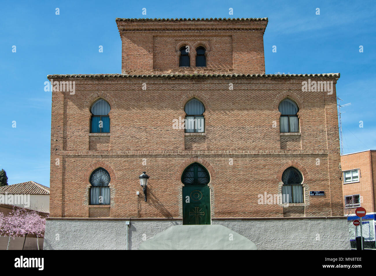 Façade de brique mudéjar avec porte et fenêtres à arc en fer à cheval de l'église de San Matias, à Madrid. L'Espagne. Banque D'Images