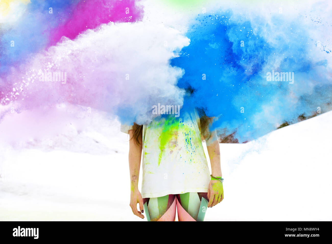 Femme se tient dans les nuages colorés Banque D'Images