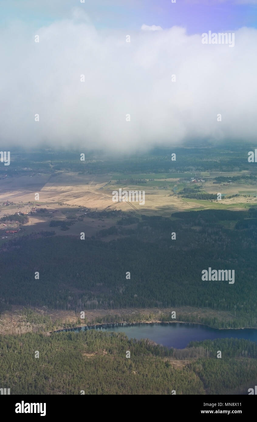Image aérienne de nuages et la forêt paysage près de l'aéroport de Stockholm-Arlanda Suède en avril. Banque D'Images