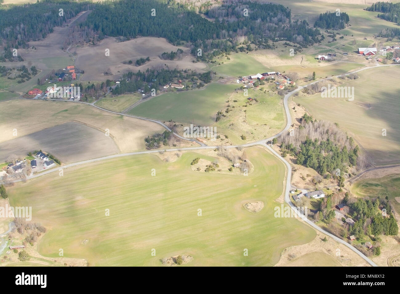 Image aérienne de nuages et la forêt paysage près de l'aéroport de Stockholm-Arlanda Suède en avril. Banque D'Images