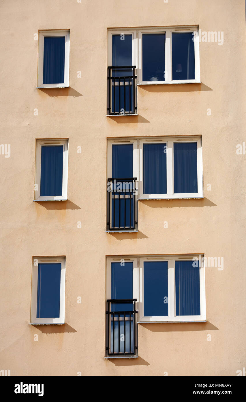 Trois étages de la maison avec des fenêtres et balcons. Banque D'Images