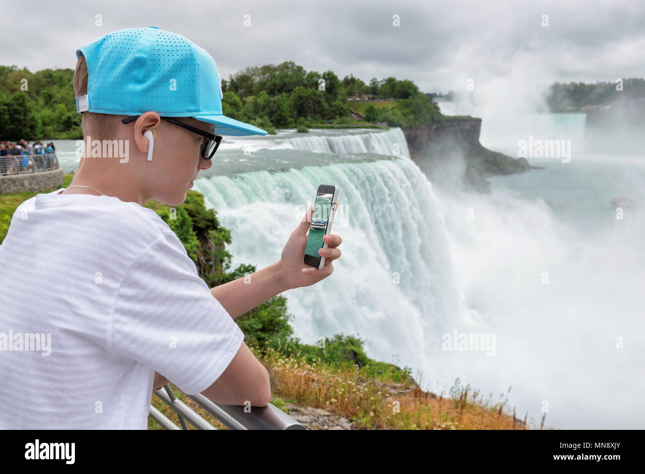 Adolescent prend une photo, vidéo des chutes du Niagara sur un smartphone Banque D'Images