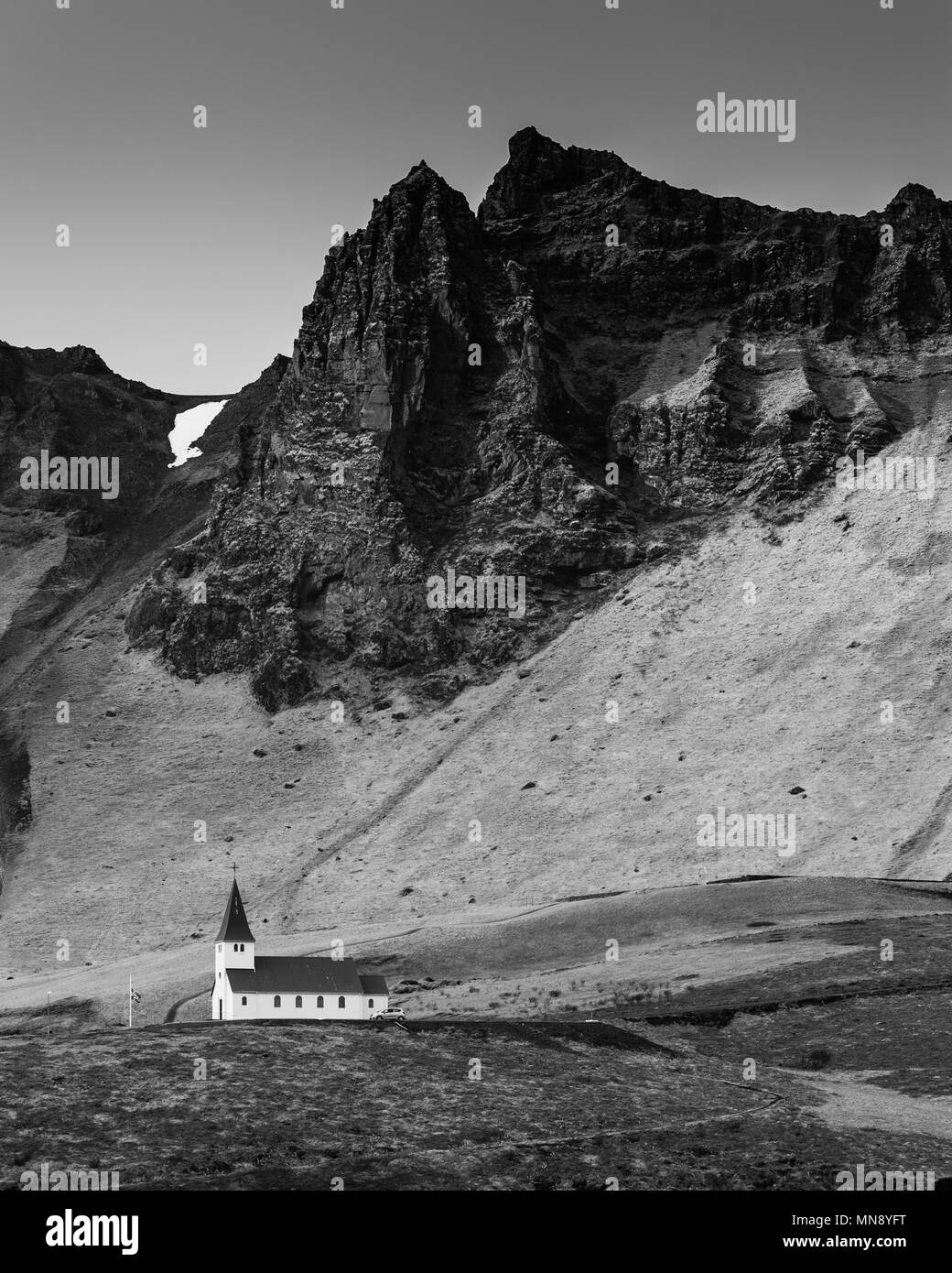 Chapelle de Vik y Myrdal avec montagnes en arrière-plan, de l'Islande 2018 Banque D'Images