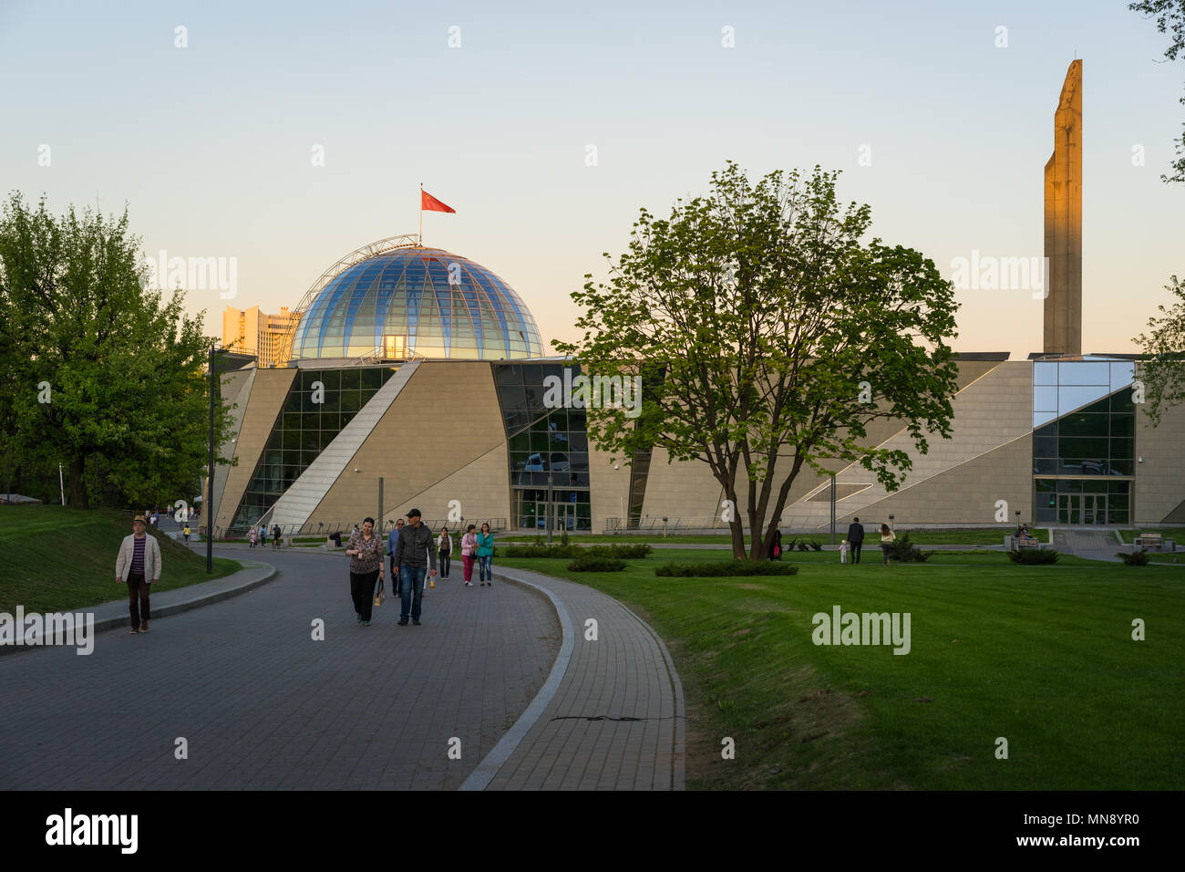 Minsk, Biélorussie - 8 Mai 2018 : Musée De La Grande Guerre Patriotique À Minsk Vu Du Parc De La Victoire. Le nouveau bâtiment a ouvert ses portes en 2014. Banque D'Images