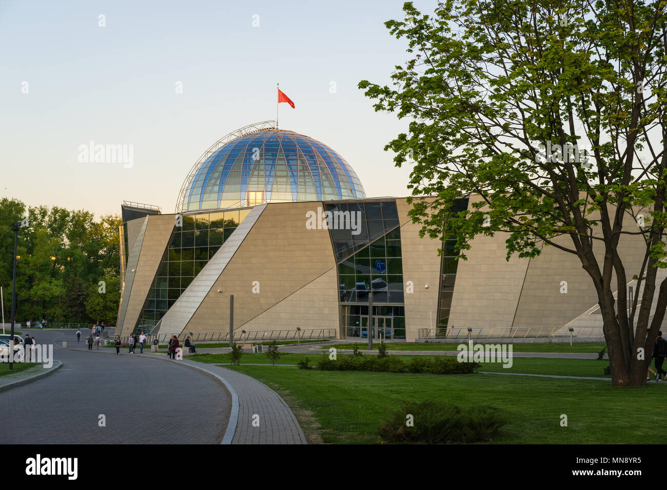Biélorussie. Grand musée de guerre patriotique à Minsk vue du parc de la Victoire. Banque D'Images