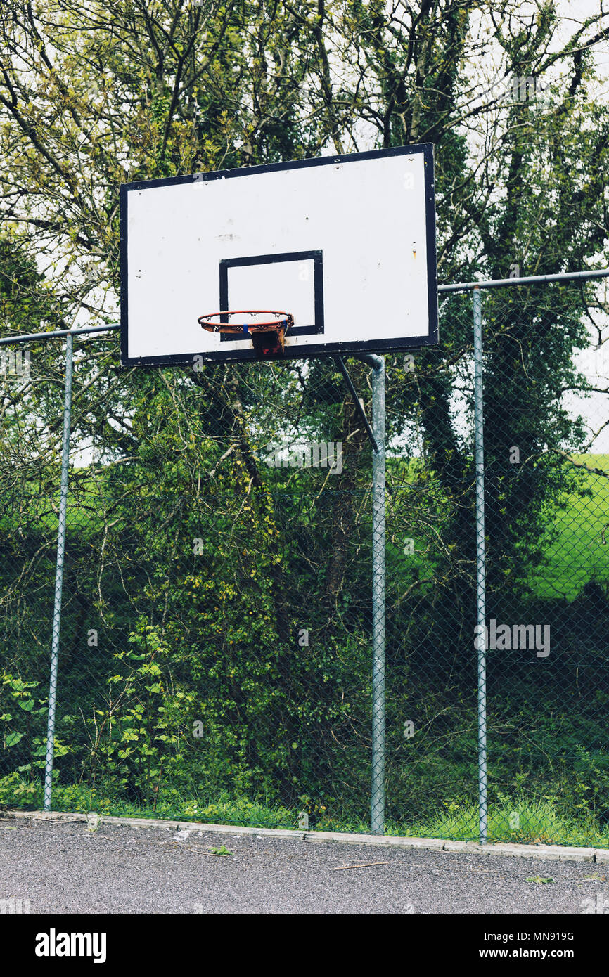Old basketball hoop no net Banque de photographies et d'images à haute  résolution - Alamy