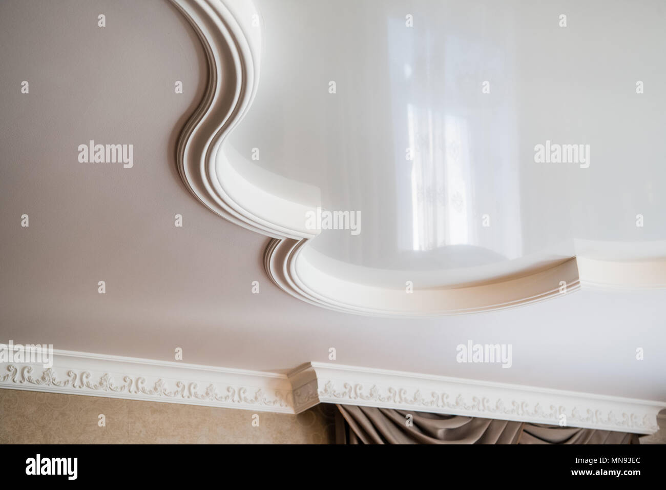 Décoration de plafond est faite de plâtre blanc en relief intérieur en stuc. Banque D'Images