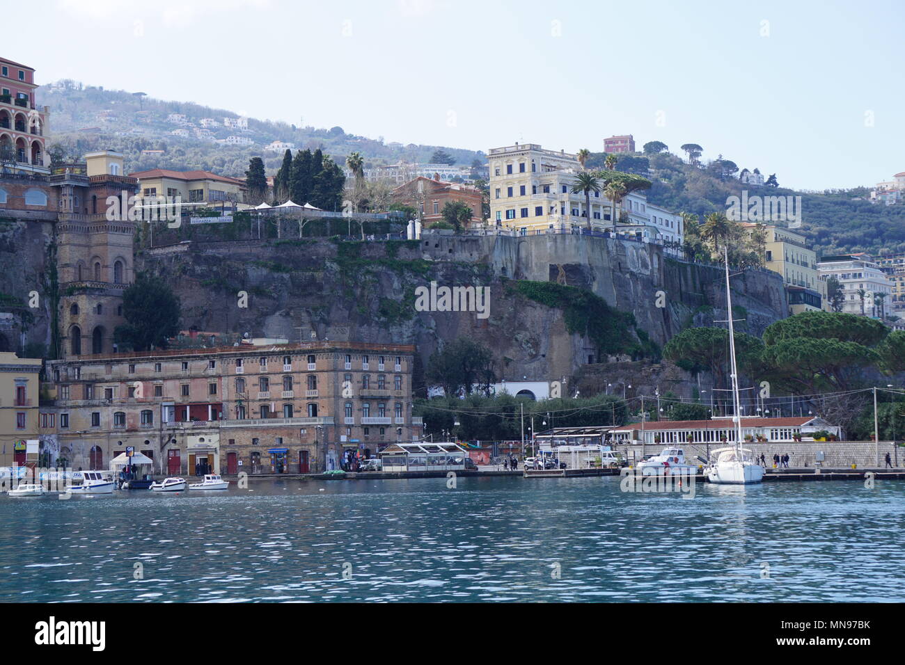 Vues du Port de Marina Grande, Sorrente, Italie Banque D'Images