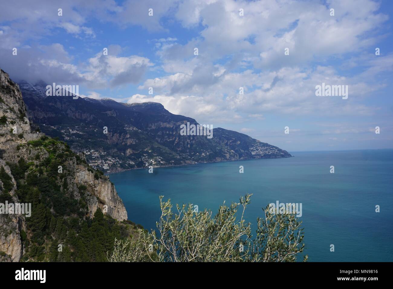 Vue sur la Méditerranée à partir de la Côte Amalfitaine route côtière, Province de Salerne, Italie Banque D'Images