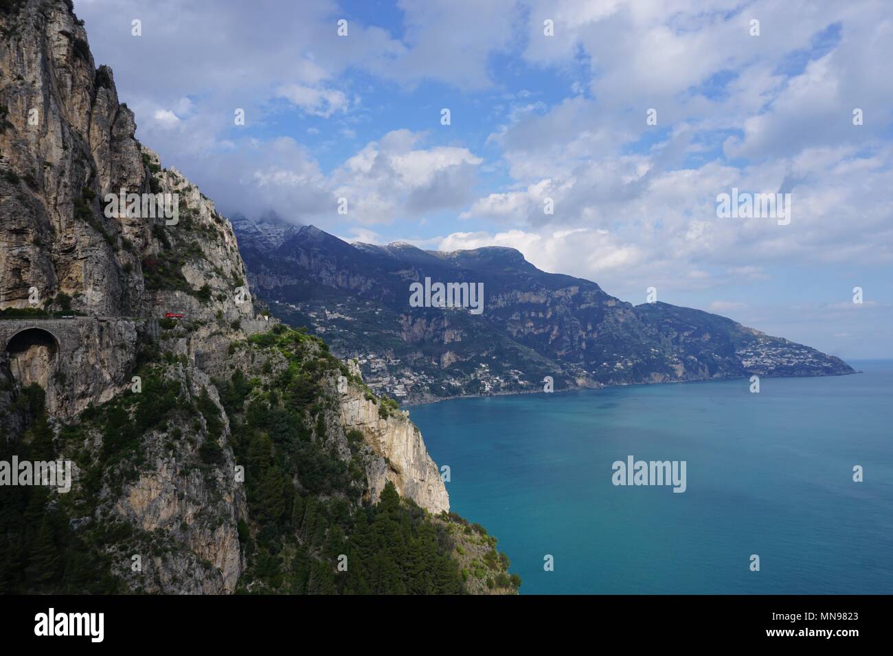 Vue sur la Méditerranée à partir de la Côte Amalfitaine route côtière, Province de Salerne, Italie Banque D'Images