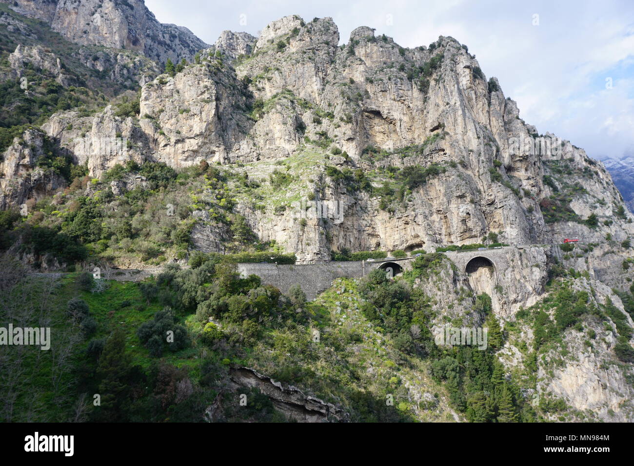 Vue sur la côte Amalf Falaise, Côte Amalfitaine route côtière, Province de Salerne, Italie Banque D'Images