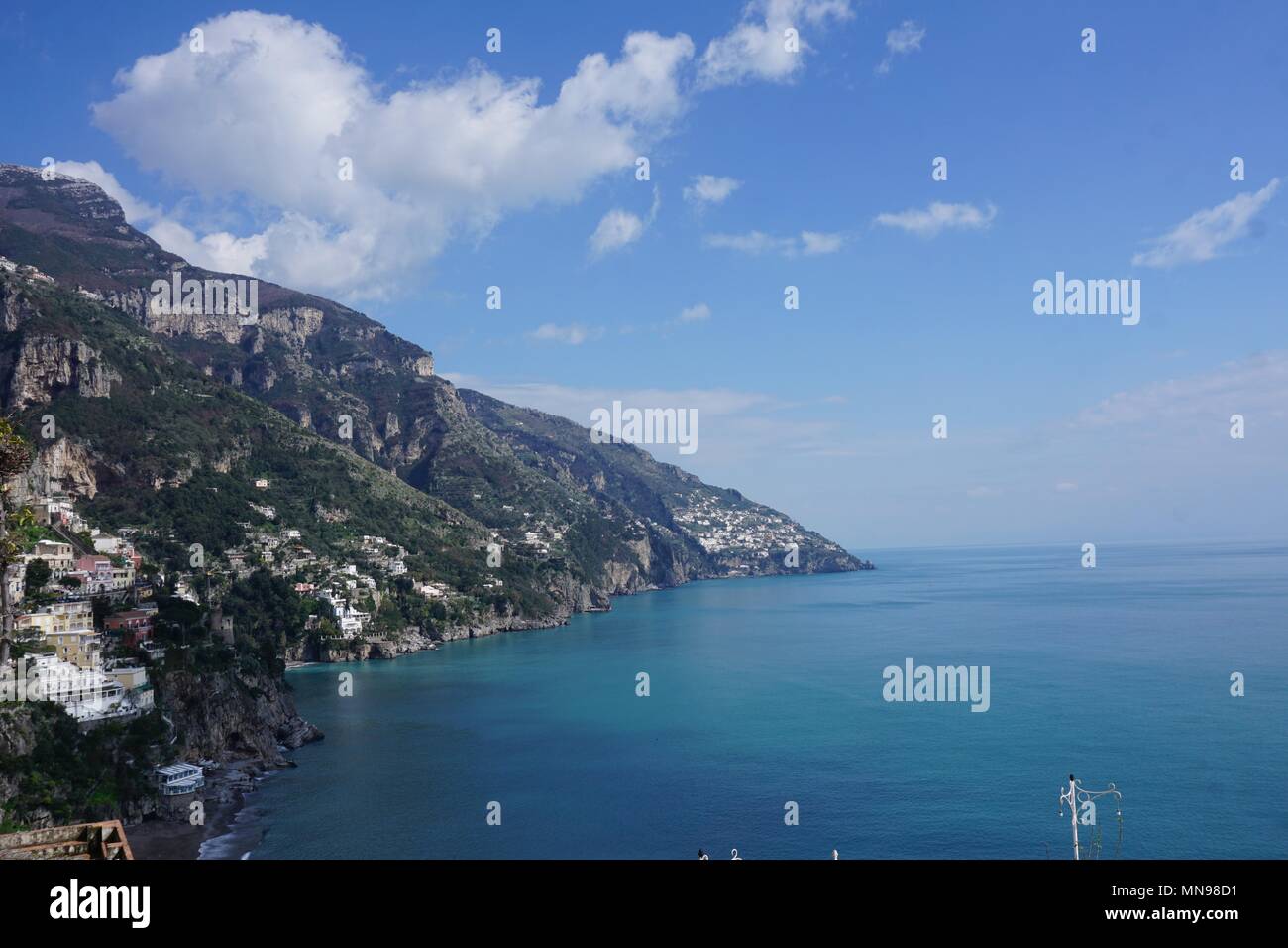 Vue sur la Méditerranée à partir de la Côte Amalfitaine route côtière, Province de Salerne, Italie Banque D'Images