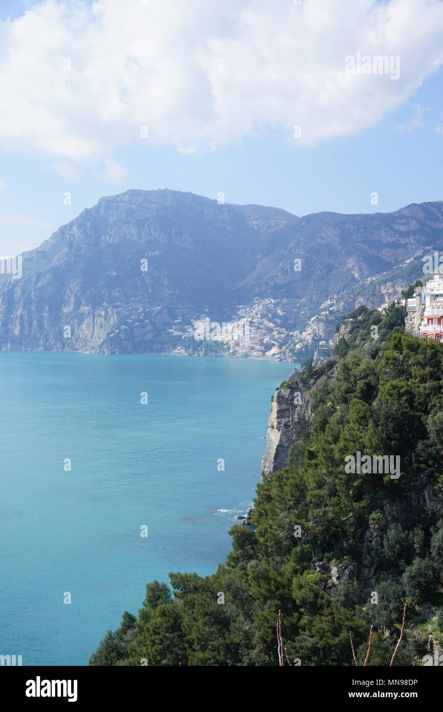Vue sur la Méditerranée à partir de la Côte Amalfitaine route côtière, Province de Salerne, Italie Banque D'Images