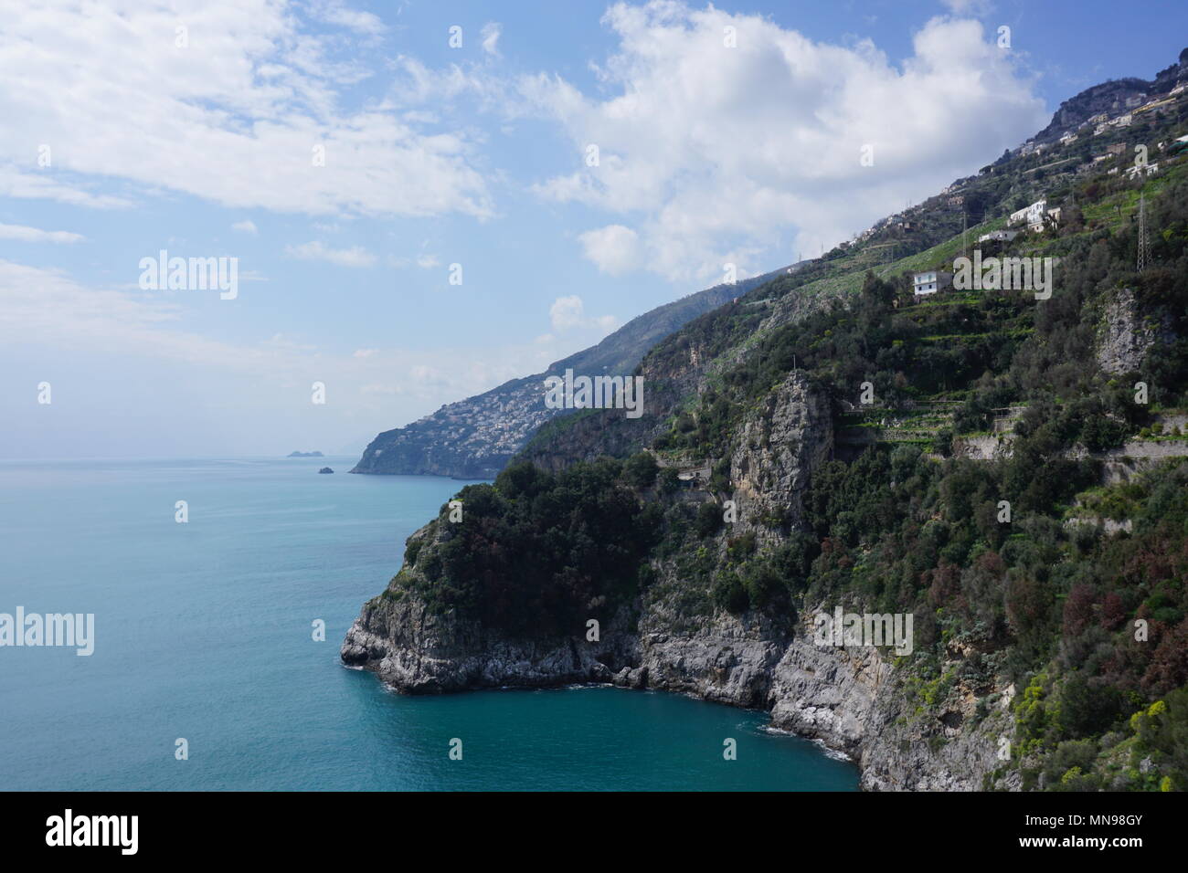 Vue sur la Méditerranée à partir de la Côte Amalfitaine route côtière, Province de Salerne, Italie Banque D'Images