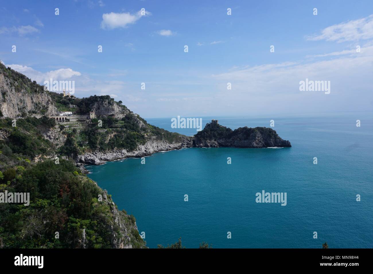 Vue sur la Méditerranée à partir de la Côte Amalfitaine route côtière, Province de Salerne, Italie Banque D'Images
