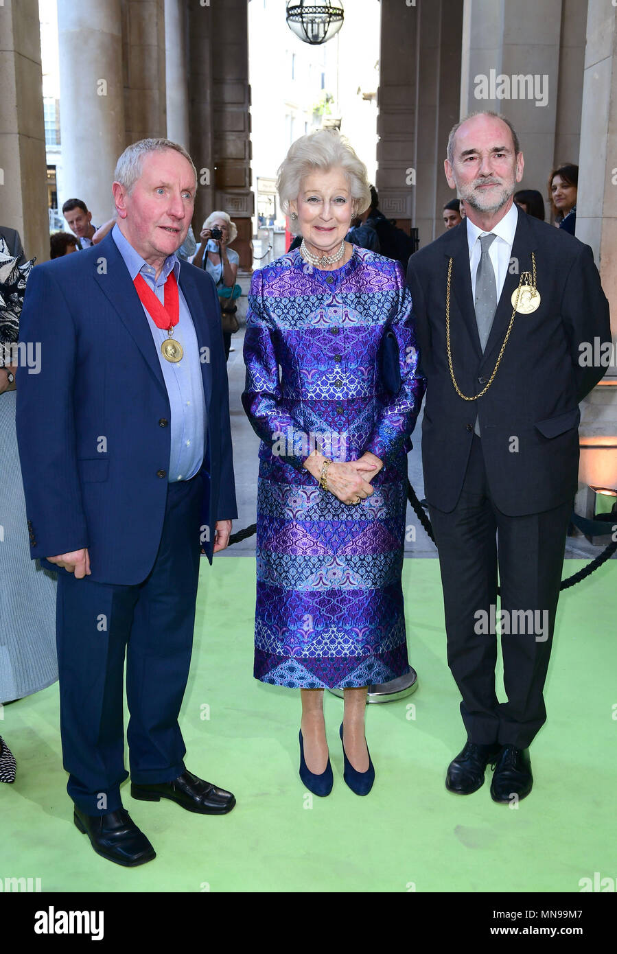 Chris Orr, SAR la Princesse Alexandra et Christopher Le Brun en arrivant à la nouvelle Académie Royale des Arts à Londres Parti d'ouverture, à célébrer leur 250e anniversaire et l'ouverture de leur nouveau campus à Burlington Gardens. Banque D'Images