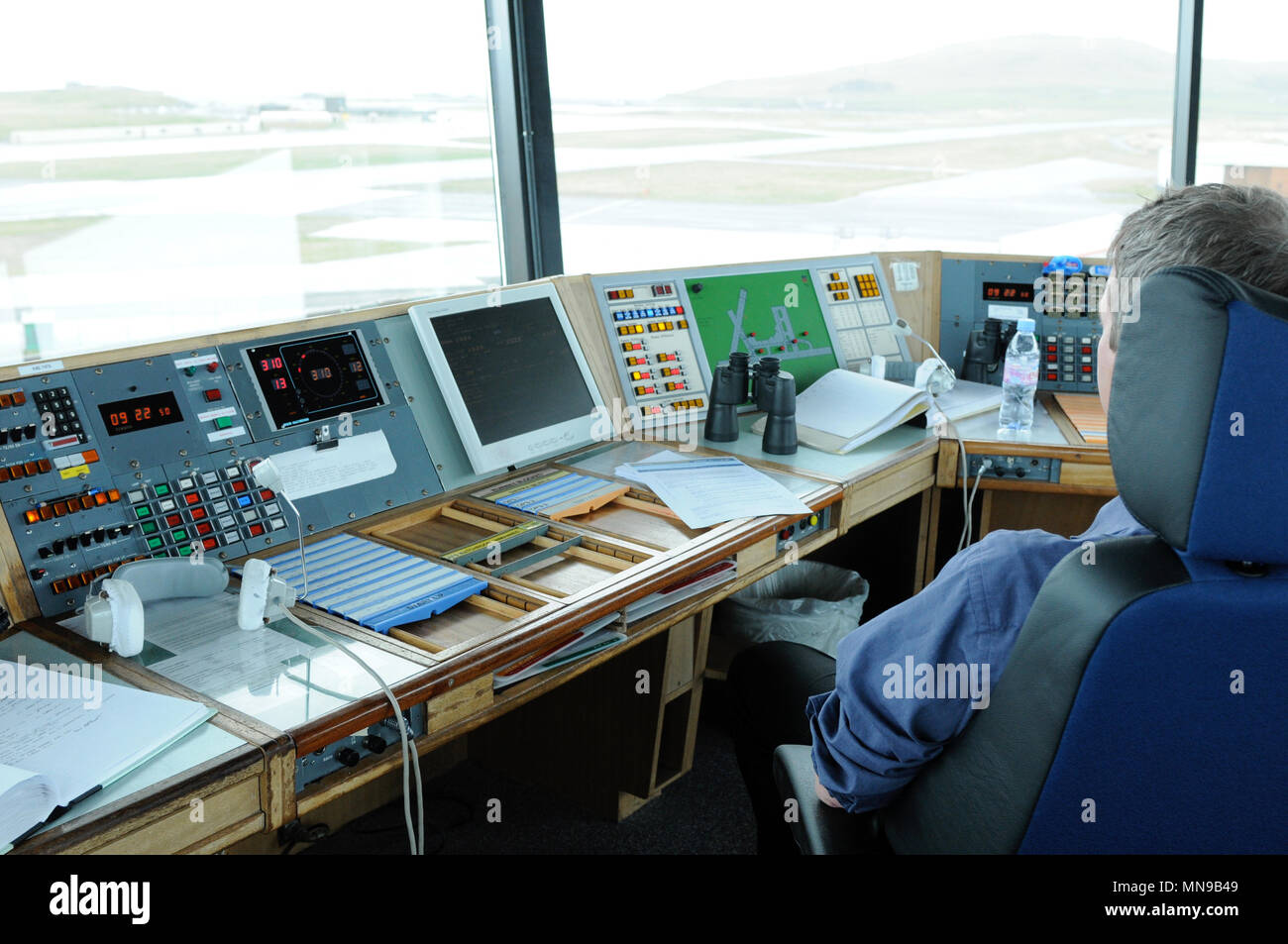 À l'intérieur de tour de contrôle de la circulation aérienne à l'aéroport' Établissement"Sumburgh dans les îles Shetland Banque D'Images
