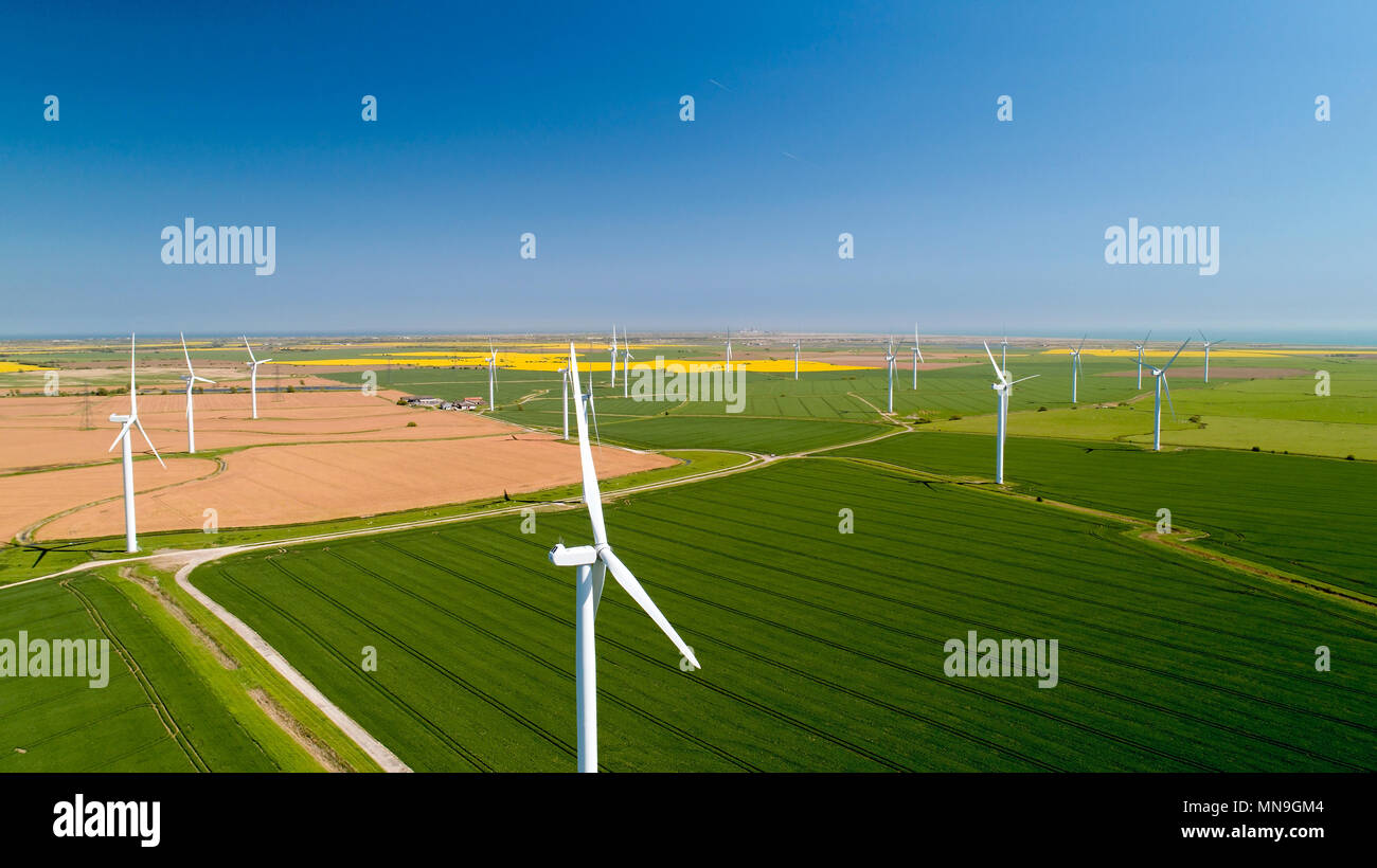 Photo aérienne des éoliennes dans les champs, de seigle, Sussex Banque D'Images