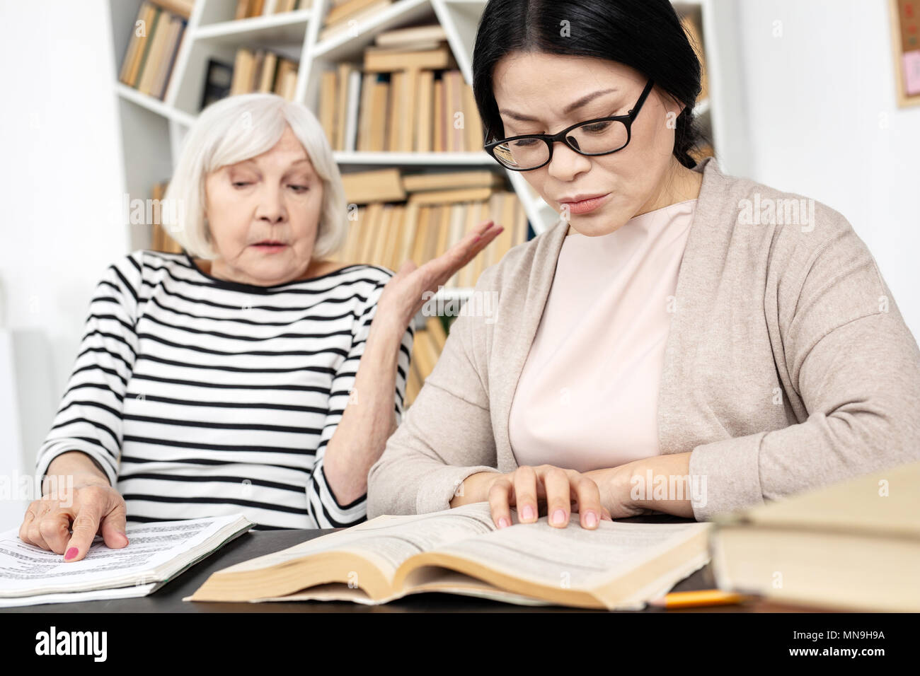 Choqué donnant son tuteur mature student Banque D'Images