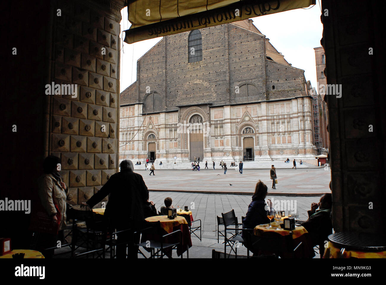 Bologna. La basilique de San Petronio, la Piazza Maggiore. L'Italie. Banque D'Images