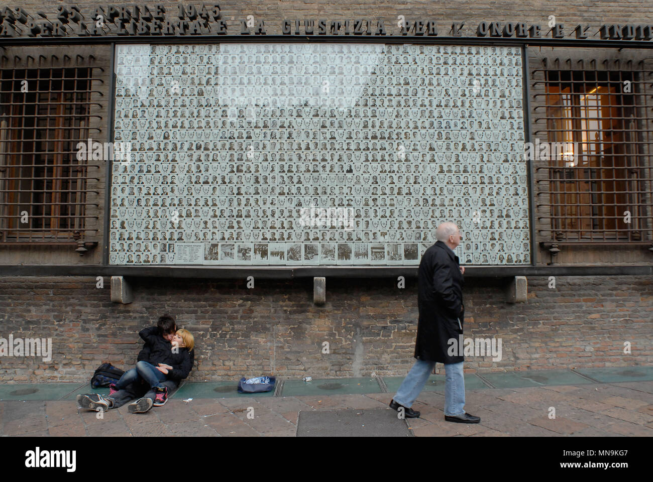 Bologna. Plaque commémorant les victimes de la Seconde Guerre mondiale, la Piazza Re Enzo. L'Italie. Banque D'Images