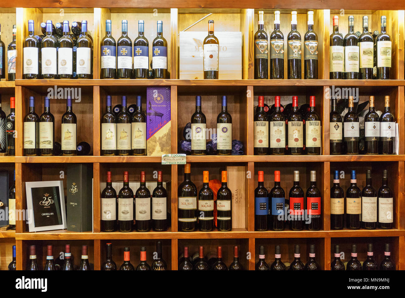 Magasin de vin avec des bouteilles de vin sur des étagères Banque D'Images