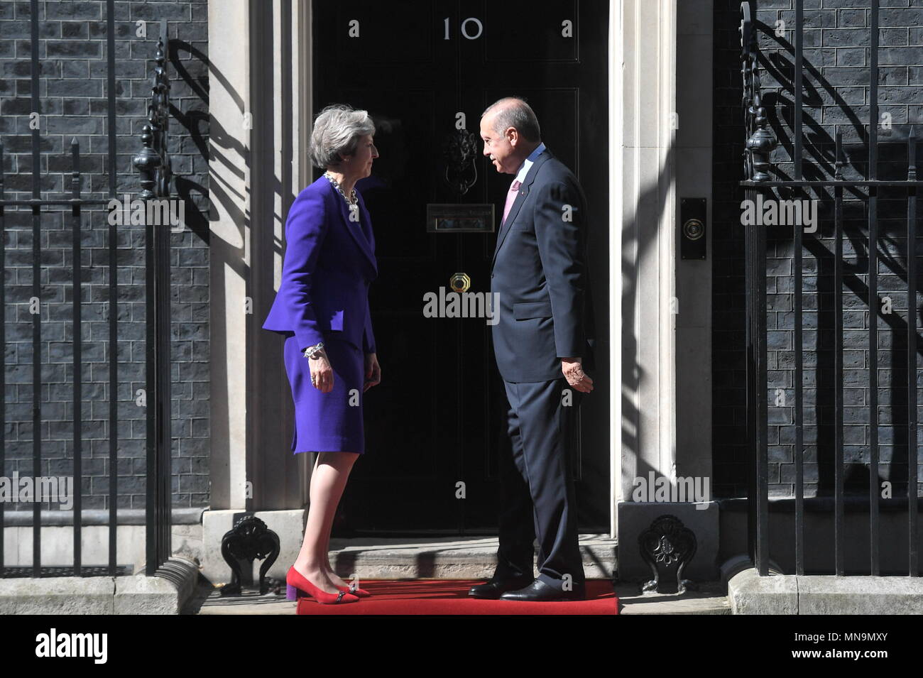 Le Premier ministre accueille le président turc Theresa peut, Recep Tayyip Erdogan, comme il arrive pour parle au 10 Downing Street, Londres. Banque D'Images