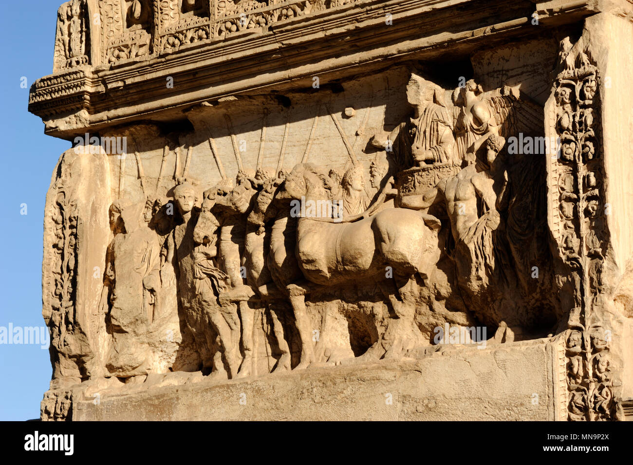 Italie, Rome, Forum romain, arc de Titus, panneau nord bas relief, Titus triomphateur sur un quadriga ou char à quatre chevaux, assisté par divers genii Banque D'Images