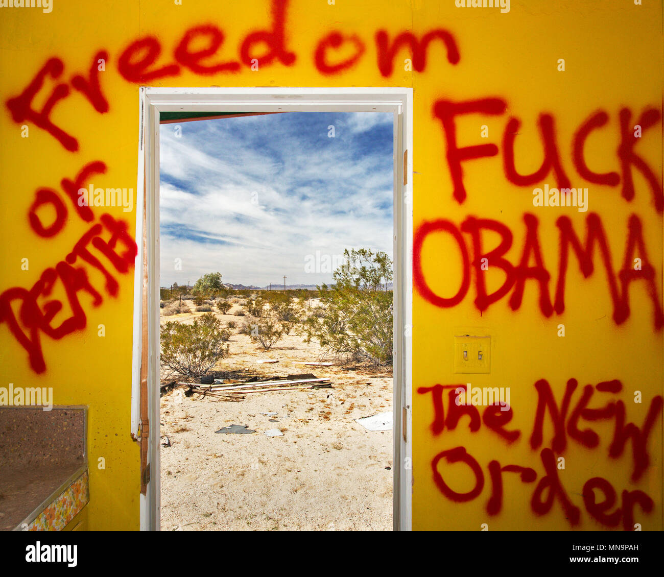 Graffitis obscènes, Fuck Obama, la liberté ou la mort, pulvérisé dans la cuisine d'abandonné high desert Mojave, intérieurs de cabine, Wonder Valley, Californie, USA, Banque D'Images