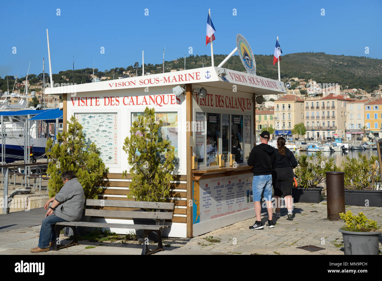 Un couple de touristes en attente à la Billetterie pour un voyage en bateau pour les Calanques sur le quai ou en partie La Ciotat Provence France Banque D'Images