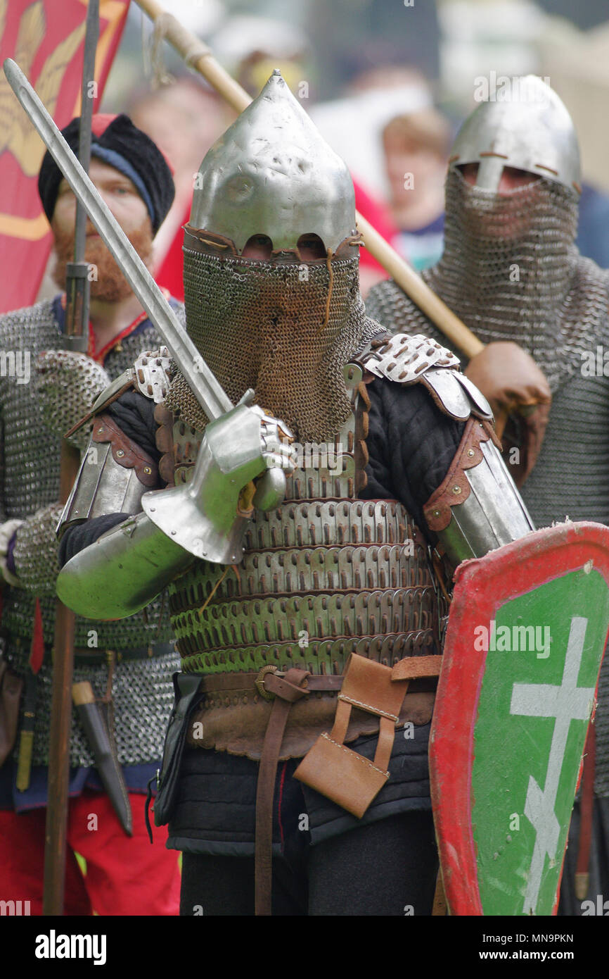 Saint Petersburg, Russie - le 13 juillet 2017 : Festival culturel et historique - chevalier en armure en acier avec une épée à la main et de l'écu Banque D'Images