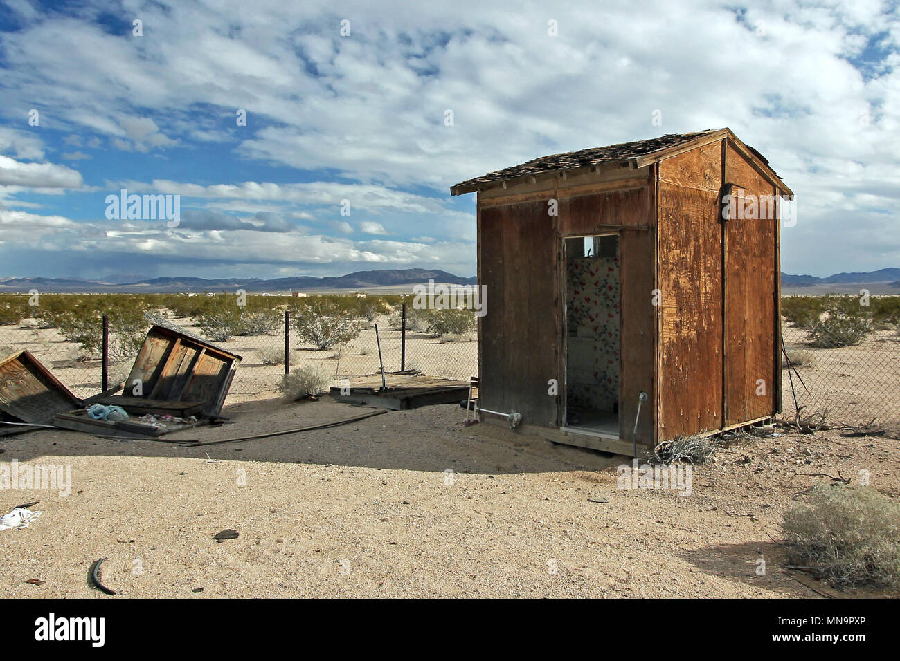 Old Wooden outhouse, abandonnés et survécu, une ruine, dans le désert de Mojave, le haut désert, me demande Valley, Californie, USA. Banque D'Images