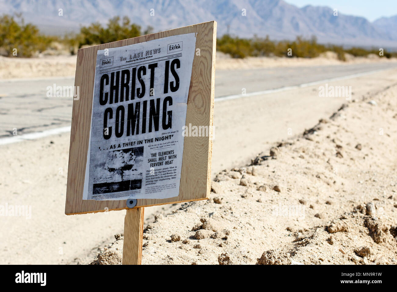 Un étrange signe fait main planté en Californie en bordure du désert de Mojave, le haut, la prédication de la religion et de la seconde venue du Christ à tous ceux qui pourraient s'arrêter. Banque D'Images