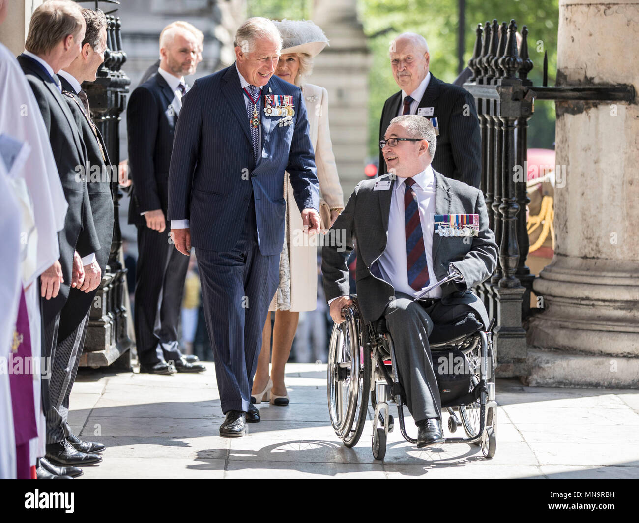 Le Major Peter Norton GC, qui a perdu un bras et une jambe tout en dirigeant une équipe de neutralisation en Iraq en 2005, accueille le prince de Galles et la duchesse de Cornouailles qu'ils arrivent pour un service à l'appui de la Croix de Victoria et de l'Association George Cross de St Martin-in-the-Fields à Londres. Banque D'Images