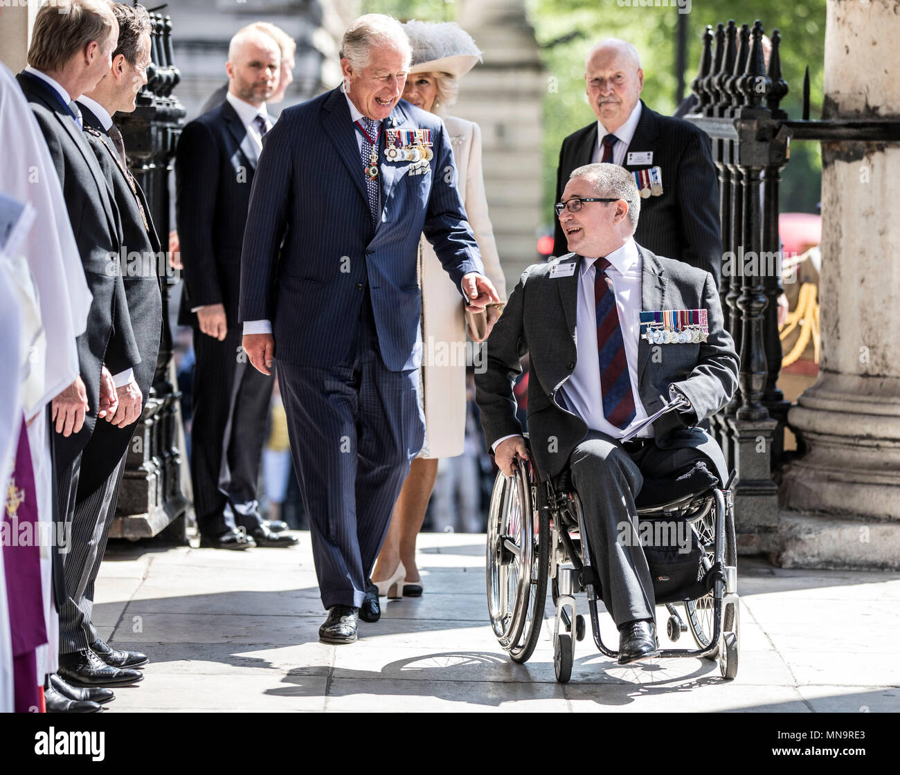 Le Major Peter Norton GC, qui a perdu un bras et une jambe tout en dirigeant une équipe de neutralisation en Iraq en 2005, accueille le prince de Galles et la duchesse de Cornouailles qu'ils arrivent pour un service à l'appui de la Croix de Victoria et de l'Association George Cross de St Martin-in-the-Fields à Londres. Banque D'Images