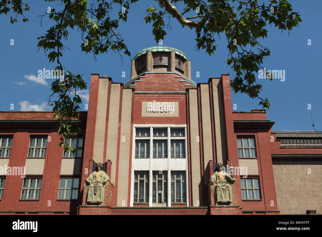 Musée de la Bohême de l'Est (Muzeum východních Čech) conçu par l'architecte tchèque Jan Kotěra et construit en 1909-1913 dans la région de Hradec Králové en Bohême de l'Est, République tchèque. Femelle de majolique statues sur la façade ont été conçus par l'Art Nouveau tchèque Stanislav Sucharda sculpteur. Banque D'Images