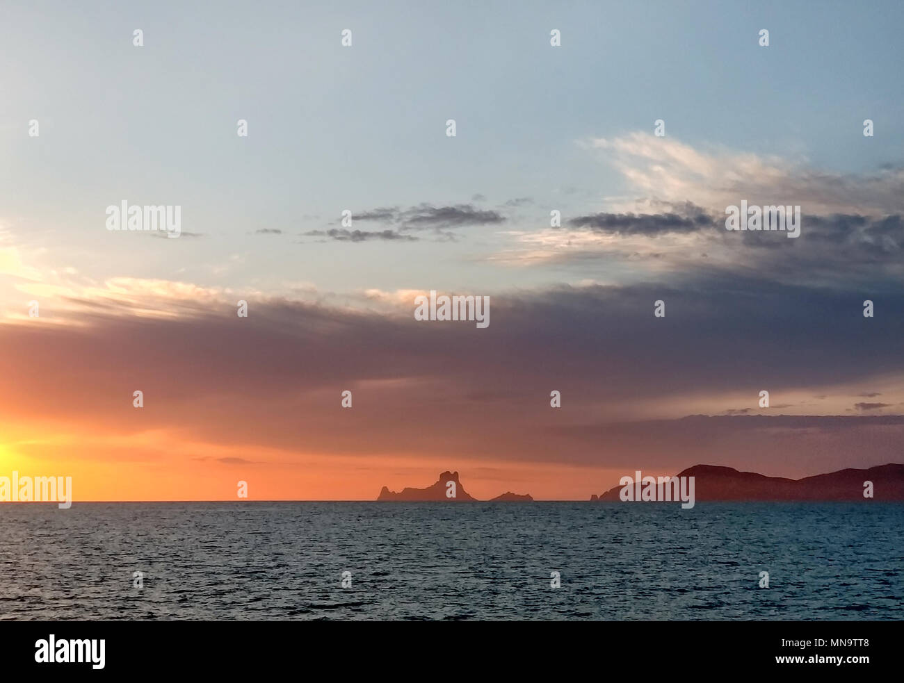 Vue pittoresque sur l'île mystérieuse de Es Vedra au coucher du soleil. L'île d'Ibiza, Baléares. Espagne Banque D'Images