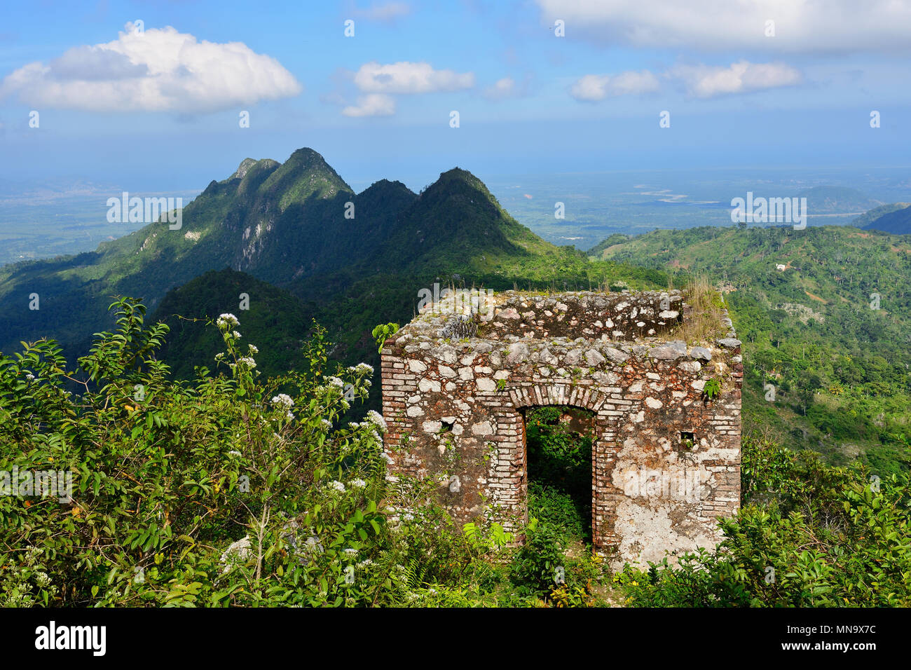 Plus de montagnes de Haïti et les vestiges de la Citadelle la ferrière français construit sur le sommet d'une montagne Banque D'Images