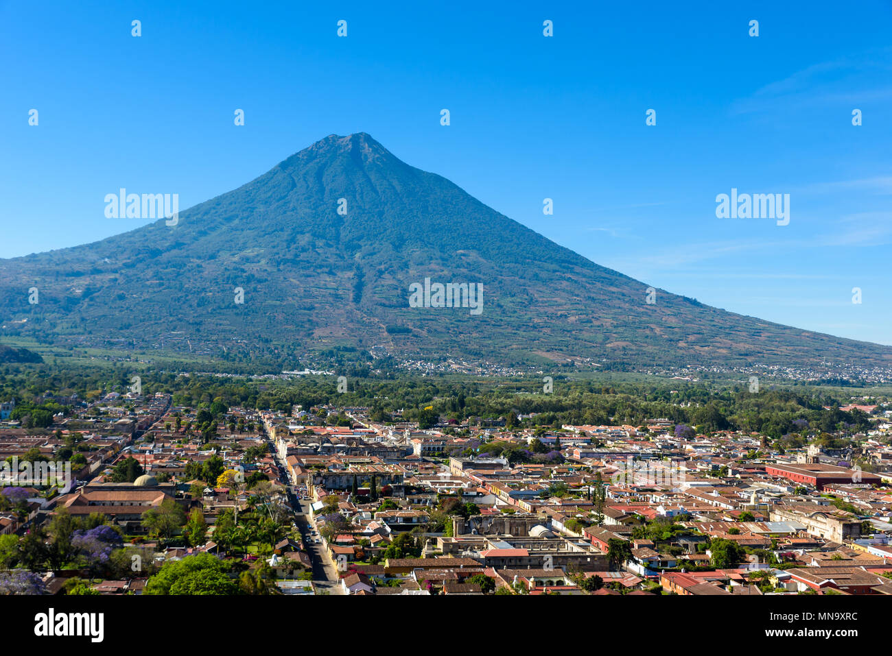 Cerro de la Cruz - opinion à partir de la colline de la vieille ville historique d'Antigua-et volcan de la highlands mayas au Guatemala Banque D'Images