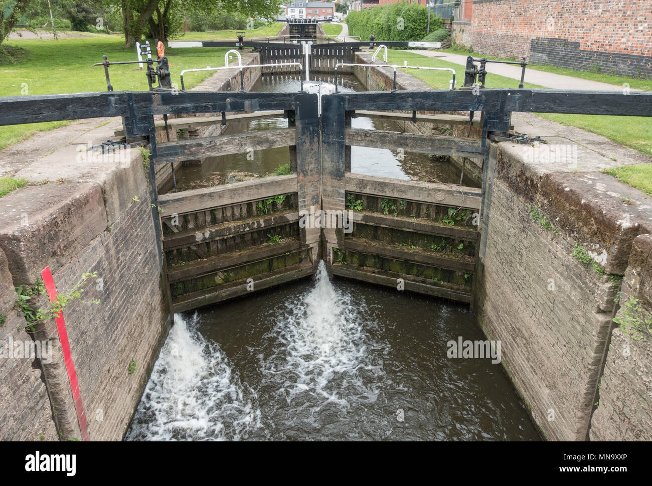 Dans les écluses du canal de Worcester le long de la rivière Severne Banque D'Images